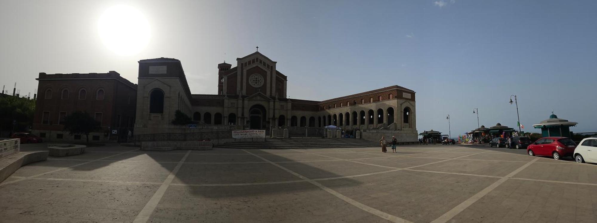 Terrazza A Nettuno E Chiesa Giubilare Santa Maria Goretti Exteriér fotografie