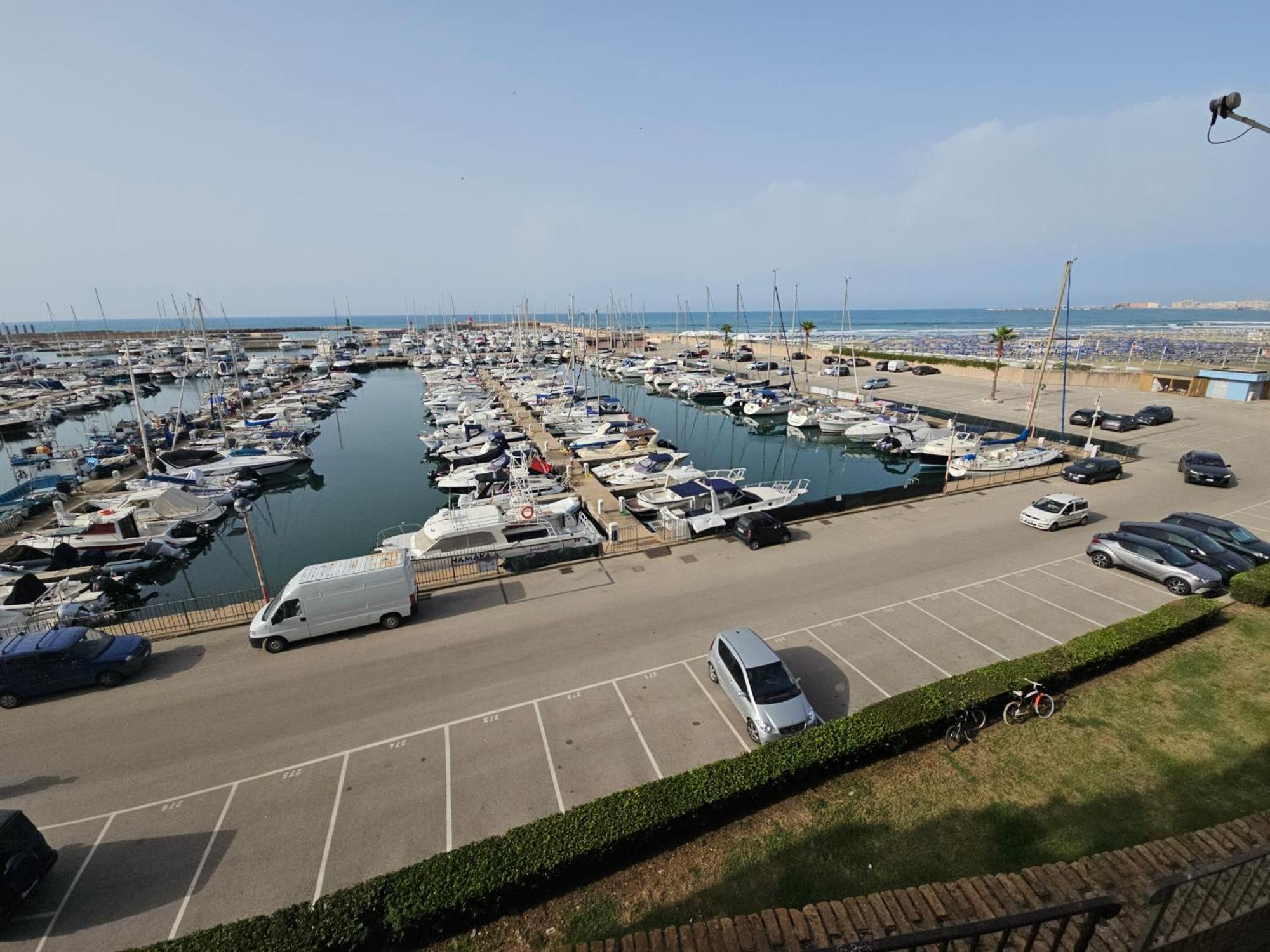 Terrazza A Nettuno E Chiesa Giubilare Santa Maria Goretti Exteriér fotografie